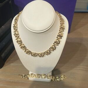 Double heart Trifari crown necklace and bracket set

Vintage good condition